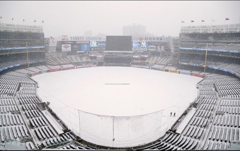 La nieve cubre el inmueble. El mal clima obligó a reprogramar el juego. AP / S. Wenig