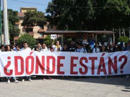 Alrededor de cien jóvenes se manifiestan a las fueras de la Expo Guadalajara para exigir justicia. EL INFORMADOR / A. Camacho