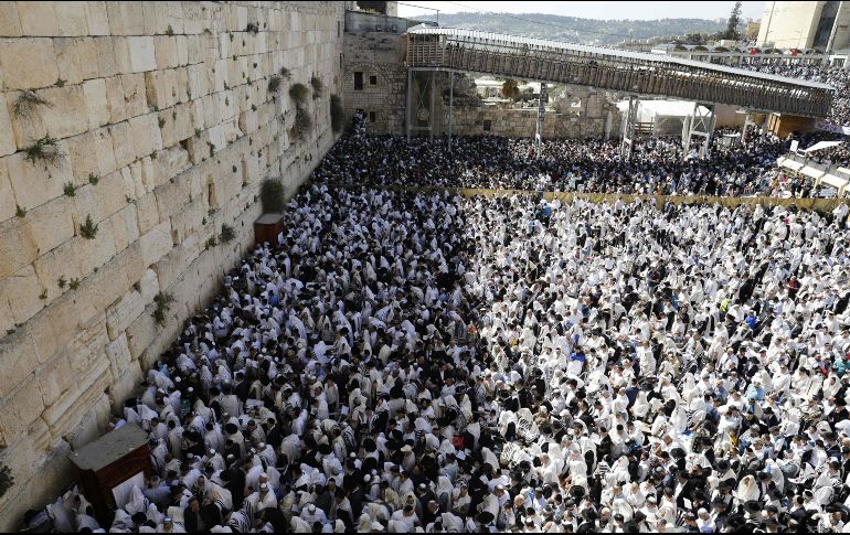 Una multitud participa en una oración por la festividad de la Pascua judía en el Muro de las Lamentaciones, en la ciudad vieja de Jerusalén. AFP/M. Kahana