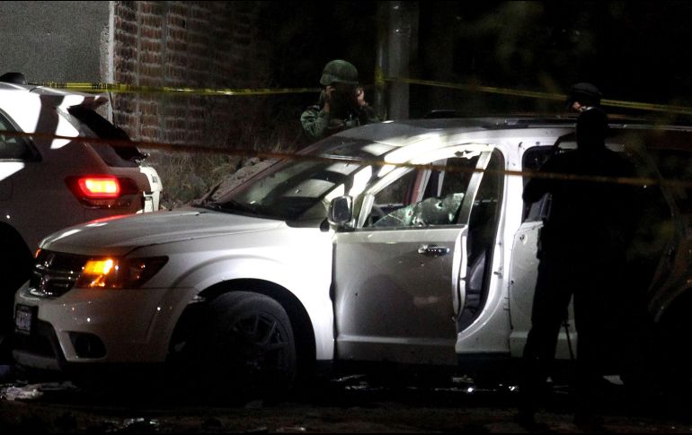 Soldados y policías acuden al sitio de un enfrentamiento en Jalostotitlán, Jalisco. Nueve personas murieron, entre ellas un policía municipal, en el tiroteo de la noche del domingo. AFP/U. Ruiz