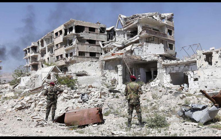 Elementos del gobierno sirio se paran entre las ruinas de Jobar, previamente bajo control de los rebeldes. Las fuerzas del régimen sirio están cerca de tener el control total de la zona de Guta del Este. AFP/L. Beshara