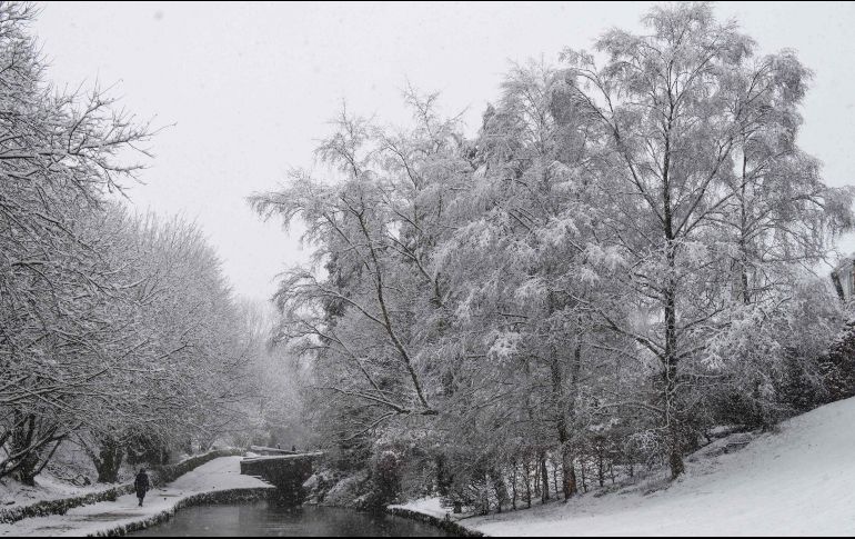 Un hombre camina en la población Marsden, en el norte de Inglaterra, donde regresó el clima invernal con nevadas en varias partes. AFP/O. Scarff
