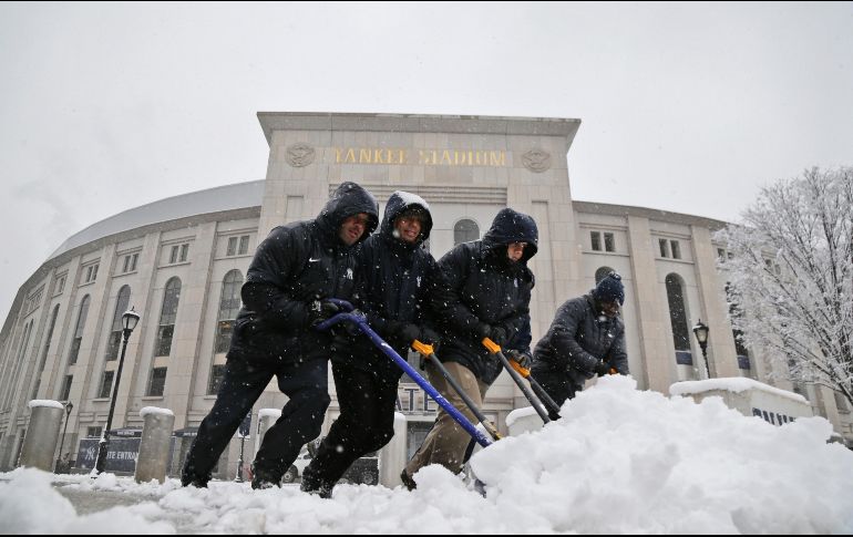 Un grupo de personas retiran nieve frente al estadio de los Yankees de Nueva York. AP/S. Wenig