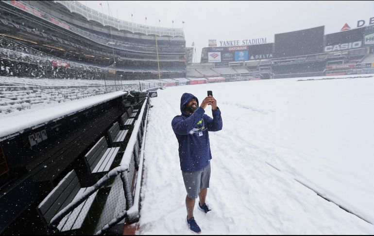 Un trabajador de los Rays toma fotos de la nieve en el estadio. AP/S. Wenig