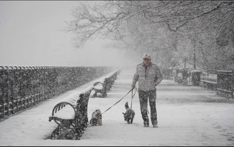 Se preveían hasta 10 centímetros de nieve acumulada en la ciudad, seguida de lluvia. AFP/D. Angerer
