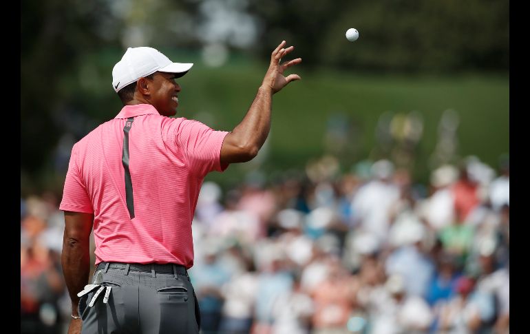 El estadounidense Tiger Woods atrapa una bola en la primera práctica del Torneo Masters de Augusta 2018, en el Club Nacional de Golf en Augusta, Estados Unidos. El torneo se realiza del 5 al 8 de abril de 2018. EFE/T. Maury