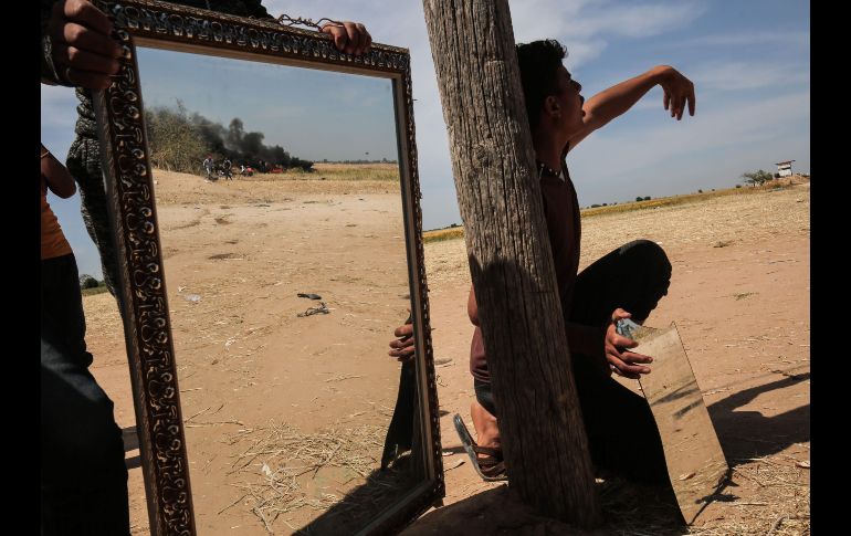 Palestinos usan espejos para distraer la atención de fuerzas de seguridad israelíes, durante una protesta en Khan Yunis, en la Franja de Gaza, fronteriza con Israel. AFP/S. Khatib