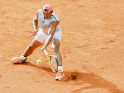 Tras una larga ausencia por lesión, el español Rafael Nadal reapareció ayer en una práctica en la plaza de toros de Valencia previo a la Copa Davis. EFE