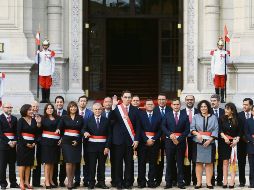 El presidente de Perú, Martín Vizcarra (centro), acompañado por los ministros de su gabinete que operará hasta el 28 de julio de 2021. EFE