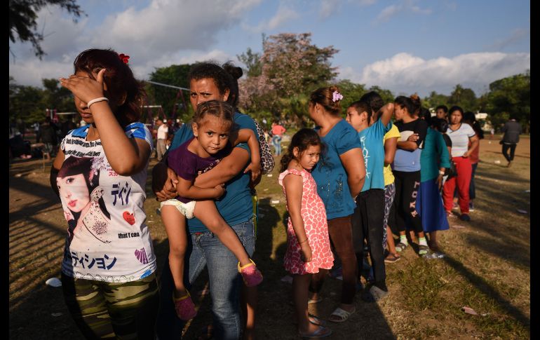 Centroamericanos hacen fila para recibir alimentos. El objetivo de la caravana es llamar la atención sobre la suerte de los migrantes en su trayecto hacia EU. AFP/V. Razo