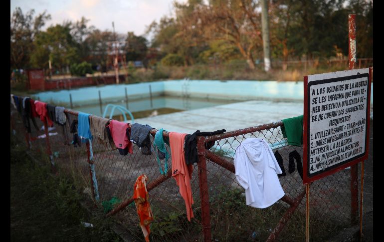 Ropa tendida en una cerca de alambre del centro deportivo. AP/F. Márquez