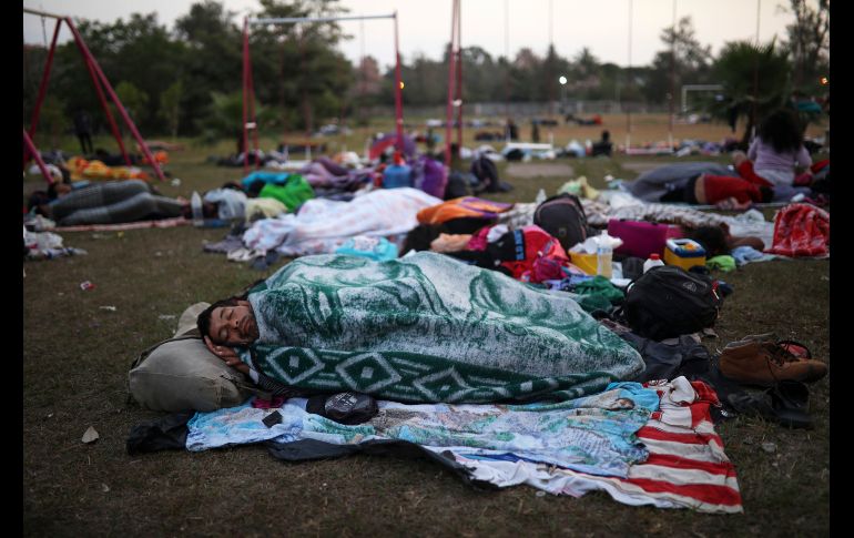 Migrantes centroamericanos que viajan con la caravana conocida como 