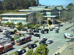 Imágenes divulgadas por redes sociales y la televisión mostraban a oficiales armados recorriendo las instalaciones de la compañía. ESPECIAL