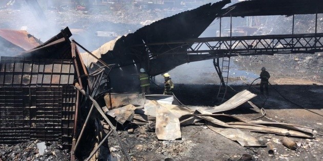 Bomberos extinguen incendio en recicladora
