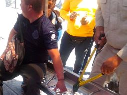 El personal tuvo que cortar la banca en un cuadro de 20 por 20 centímetros para llevarse el pedazo de metal con los dedos atorados a la clínica 46 del Seguro Social.