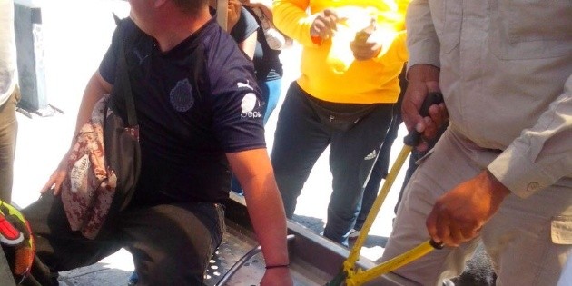 Se le atoran los dedos en un parab&uacute;s