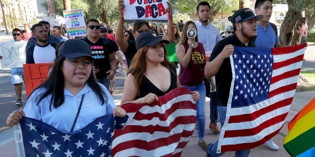 Unos 30 mil j&oacute;venes indocumentados renuevan el DACA en California