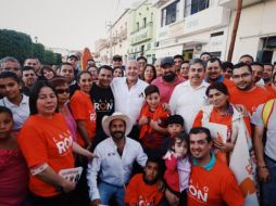 Alfaro cerró su gira con una pega de calcas en la plaza principal de Colotlán. TWITTER / @EnriqueAlfaroR