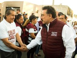El candidato a la gubernatura por la coalición Juntos Haremos Historia, visitó a vecinos de la Colonia Ferrocarril, en Guadalajara. FACEBOOK / Dr. Carlos Lomelí Bolaños