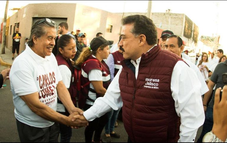 El candidato a la gubernatura por la coalición Juntos Haremos Historia, visitó a vecinos de la Colonia Ferrocarril, en Guadalajara. FACEBOOK / Dr. Carlos Lomelí Bolaños