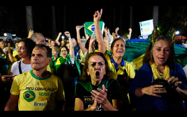 Mientras miles se manifiestan exigiendo su arresto, Lula continúa en precampaña electoral. AFP / D. Magno