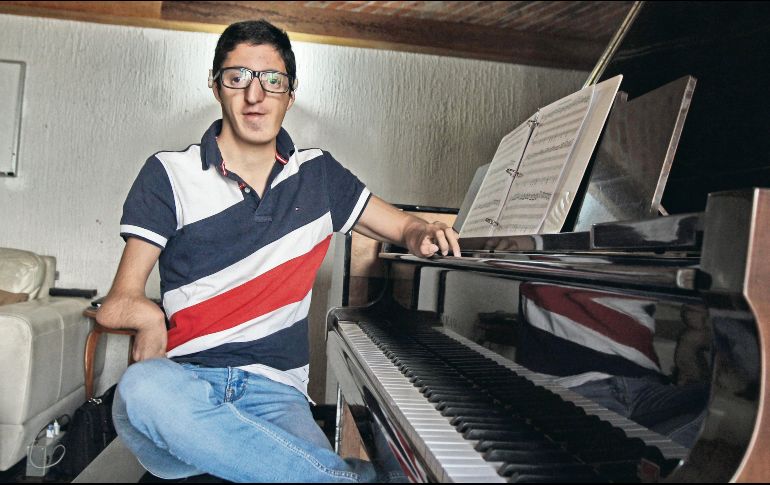 Talento. David González Ladrón de Guevara nació con síndrome de Miller, pero eso no limitó su condición para interpretar al piano. EL INFORMADOR/E. Barrera