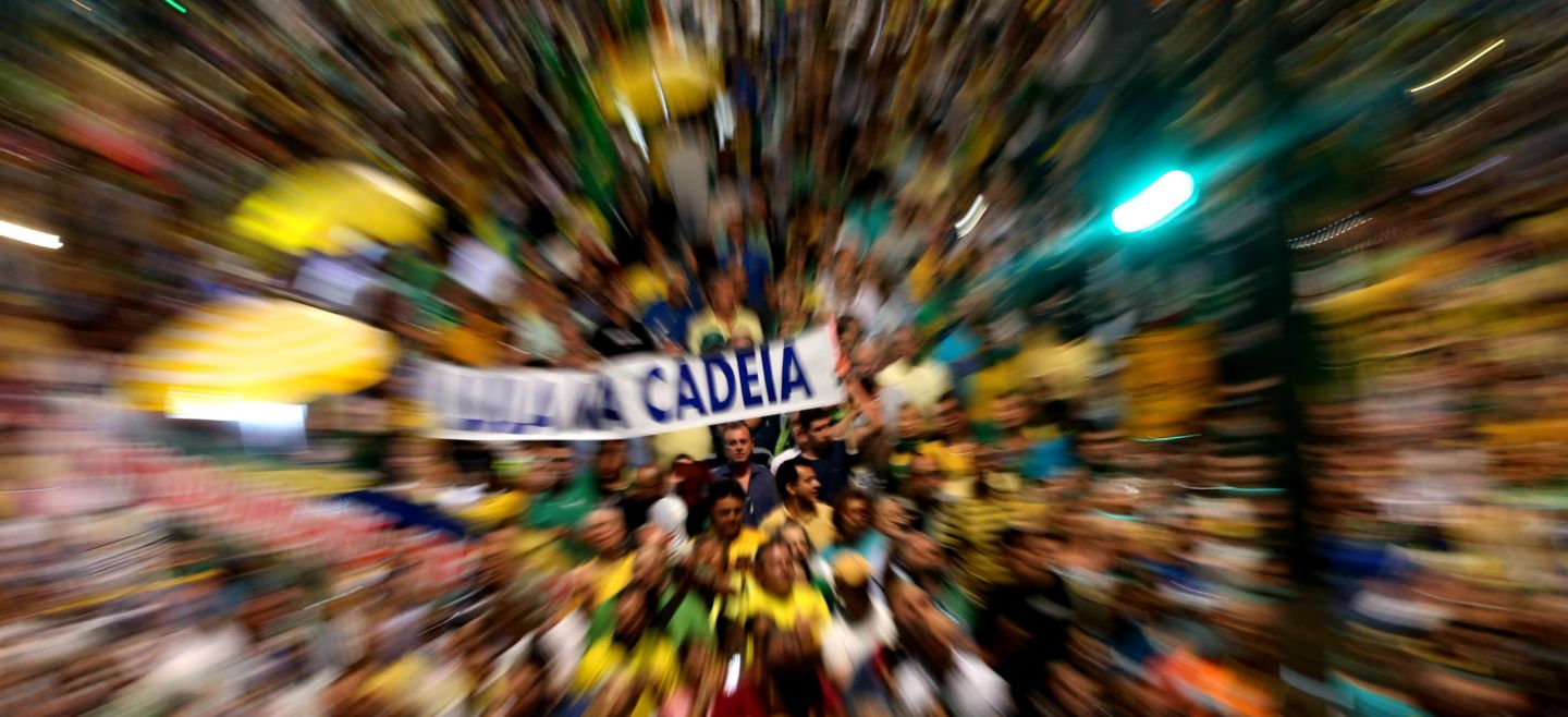 Fotografía con efecto de zoom in, de cientos de personas durante una manifestación en la avenida Paulista, para presionar a la Corte Suprema a rechazar el 