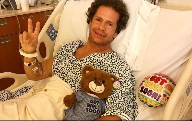 A través de sus redes sociales, el cantante difundió una imagen en la que se le observa convaleciente desde la camilla de un hospital. INSTAGRAM