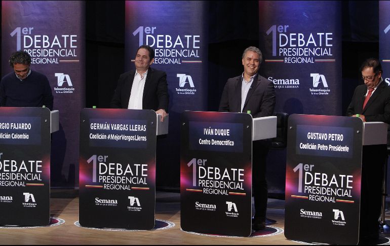 Los candidatos a la Presidencia de Colombia Sergio Fajardo (i), Germán Vargas Lleras (2-i), Iván Duque (2-d) y Gustavo Petro (d) participan en el primer debate presidencial. EFE/L. Noriega