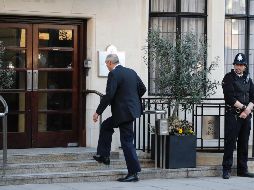 Policías custodian la entrada del hospital King Edward VII, donde está internado el príncipe. AP/F. Augstein