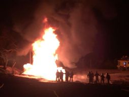 En el combate al fuego se utilizaron 227 mil litros de agua y un estimado de 800 litros de espuma y polvo químico seco. ESPECIAL