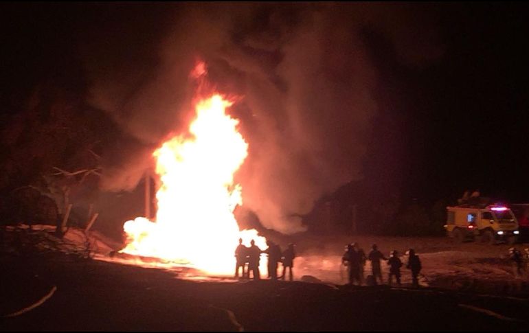 En el combate al fuego se utilizaron 227 mil litros de agua y un estimado de 800 litros de espuma y polvo químico seco. ESPECIAL