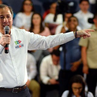 Meade reta a debatir; revela bienes a medias