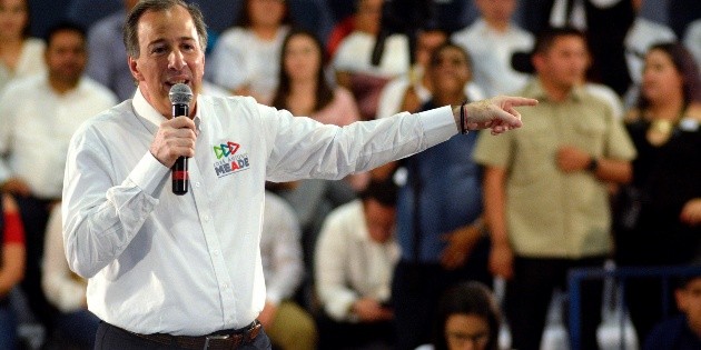 Meade reta a debatir; revela bienes a medias