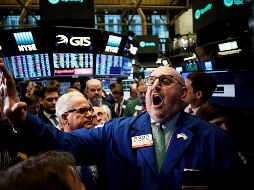 El índice industrial Dow Jones reporta una importante baja de 489.59 puntos (-2.04 por ciento) para colocarse en 23 mil 543.77 unidades. EFE / J. Lane