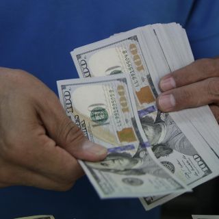 Dólar se cotiza hasta en 19.10 pesos en bancos capitalinos