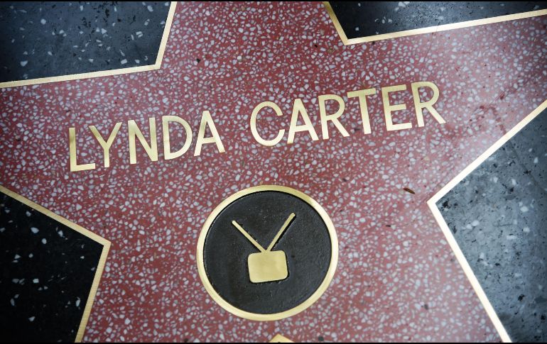 Lynda Carter recibió hoy la estrella número dos mil 632 en la categoría Televisión. AFP / R. Beck