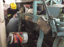 Personal de bomberos precisó que luego de 30 minutos de trabajo con herramientas especiales, lograron extraer parte del miembro del hombre que fue trasladado a un puesto de socorros en estado grave. ESPECIAL/