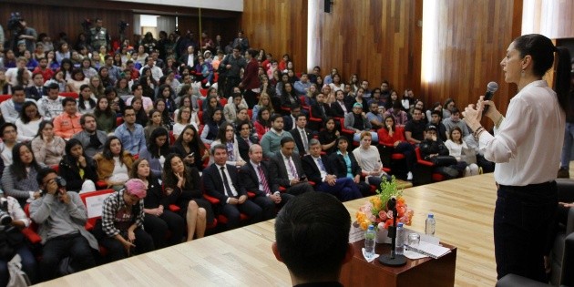 Cuestionan a Sheinbaum sobre posturas de L&oacute;pez Obrador