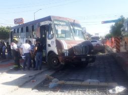 Tras el impacto, el camión terminó sobre una vía en construcción, rompiendo con las cintas de contención de dicho punto. ESPECIAL/