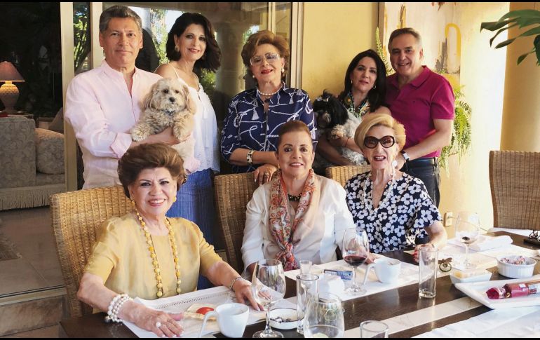 En casa García de Célis, Anita, Marce, Simone, Miguel, Mónica, Susan, Paty y Alejandro. ESPECIAL