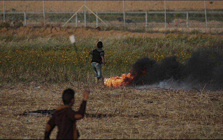 Manifestantes palestinos se enfrentan con tropas israelíes en la Franja de Gaza. EFE/M. Saber