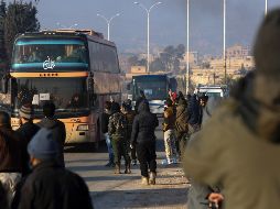 La evacuación de civiles y combatientes está sufriendo retrasos por los obstáculos impuestos por el Ejército del Islam. AP