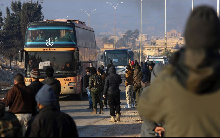 La evacuación de civiles y combatientes está sufriendo retrasos por los obstáculos impuestos por el Ejército del Islam. AP