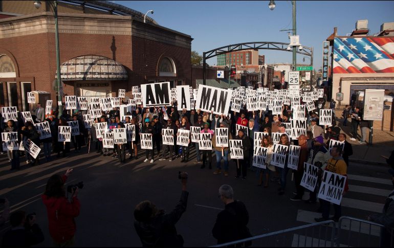 Al comenzar una marcha en Memphis, la gente se tomó de los brazos o sostuvo letreros mientras coreaba consignas. EFE/R. Musacchio