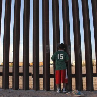 Trump está desesperado por compensar fracaso de muro: NYT