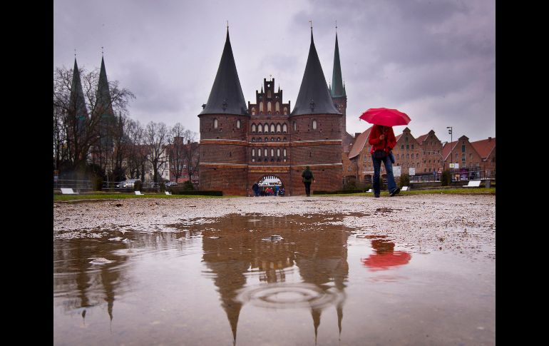 Una estampa de una tarde de lluvia a la Puerta de Holsten(1477), una de las antiguas entradas a la ciudad de Lübeck, Alemania. AP / M. Probst