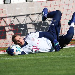 Manuel Neuer regresa a entrenar en la portería