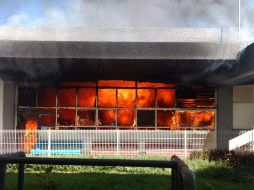En el lugar no se reportan personas lesionadas. El incendio sólo consume la duela y varias colchonetas de entrenamiento. ESPECIAL / Bomberos de Guadalajara