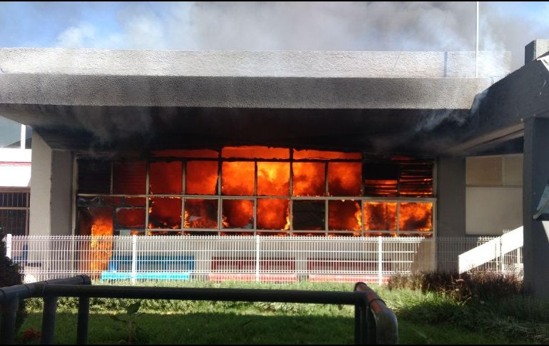 En el lugar no se reportan personas lesionadas. El incendio sólo consume la duela y varias colchonetas de entrenamiento. ESPECIAL / Bomberos de Guadalajara